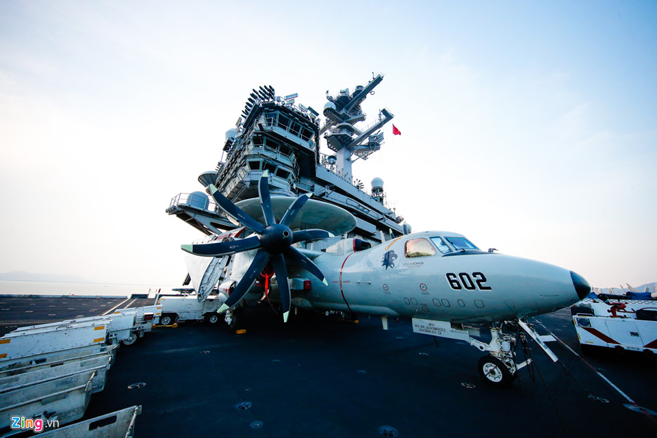 Thủy thủ gốc Việt và cuộc sống trên siêu tàu sân bay Mỹ